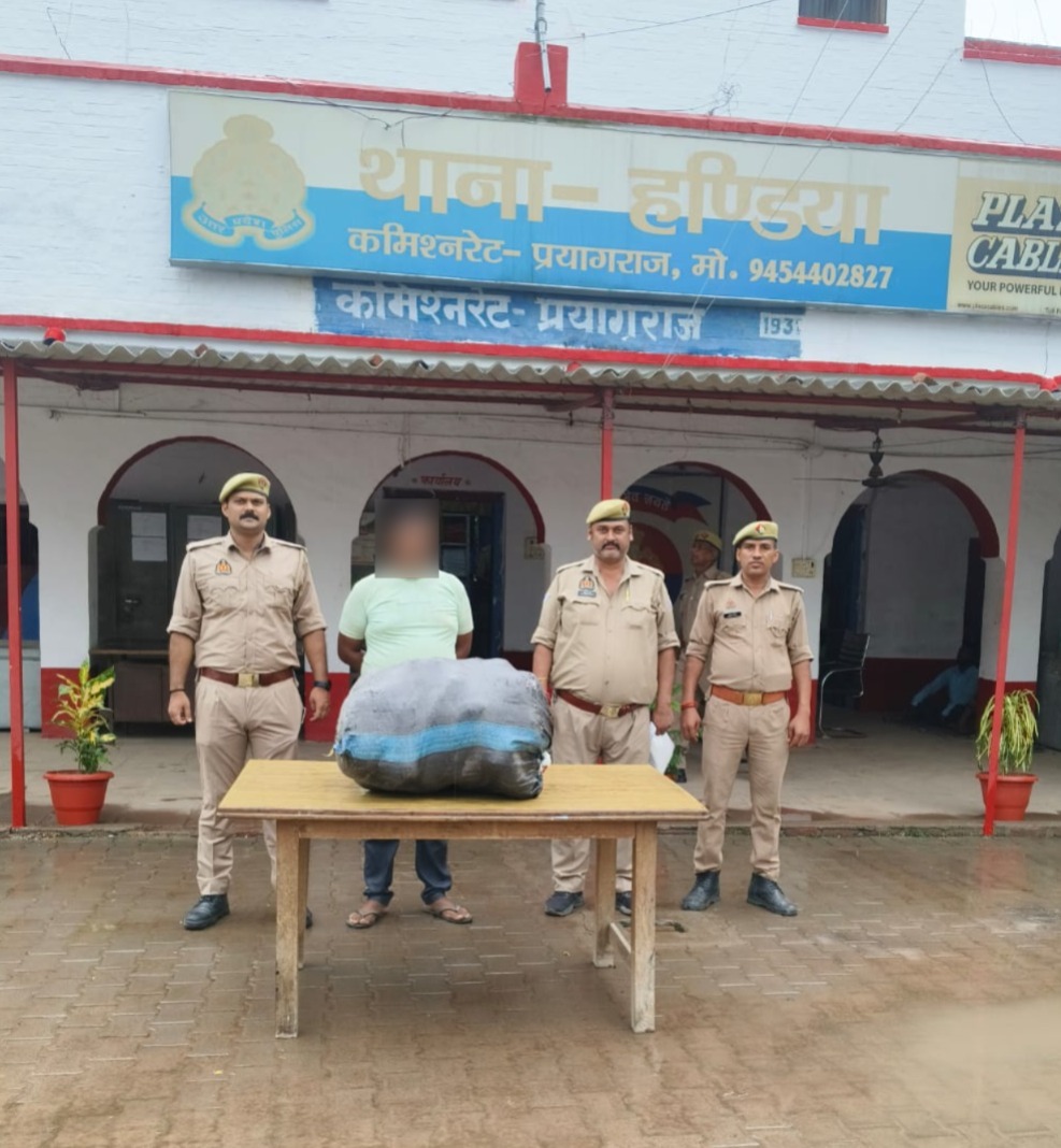 गिरफ्तार गांजा तस्कर का छाया चित्र गिरफ्तार गांजा तस्कर का छाया चित्र
