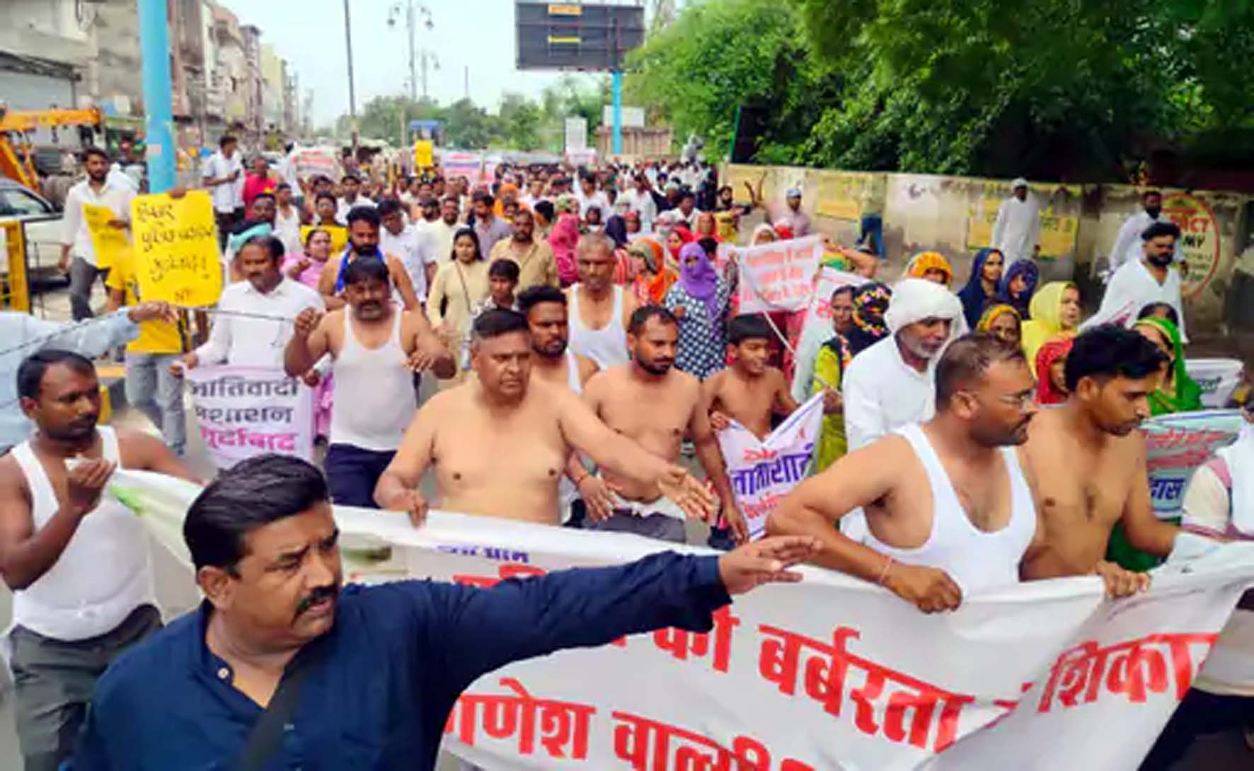 प्रदर्शन करते दलित समाज के लोग।