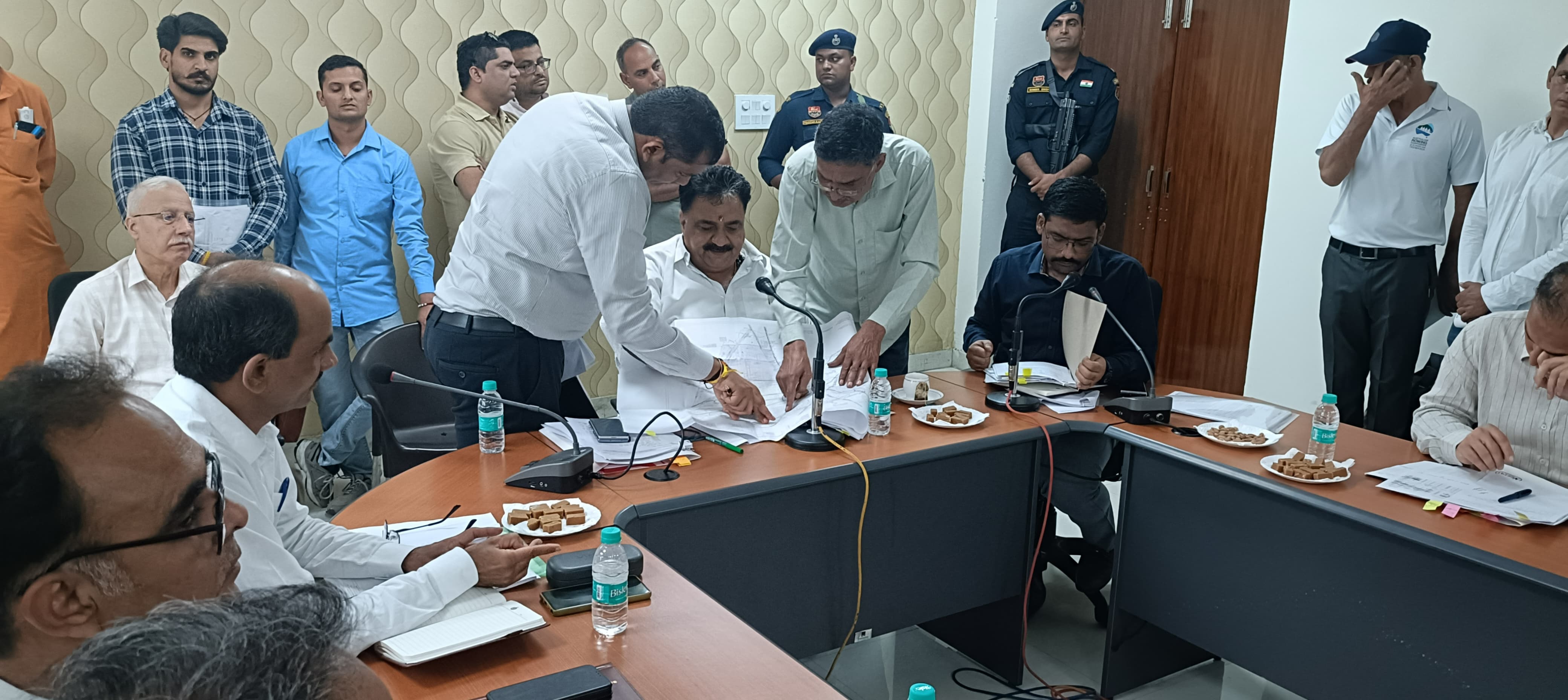 अधिकारियों की मीटिंग लेते डिप्टी स्पीकर डा. कृष्ण मिड्ढा। अधिकारियों की मीटिंग लेते डिप्टी स्पीकर डा. कृष्ण मिड्ढा।