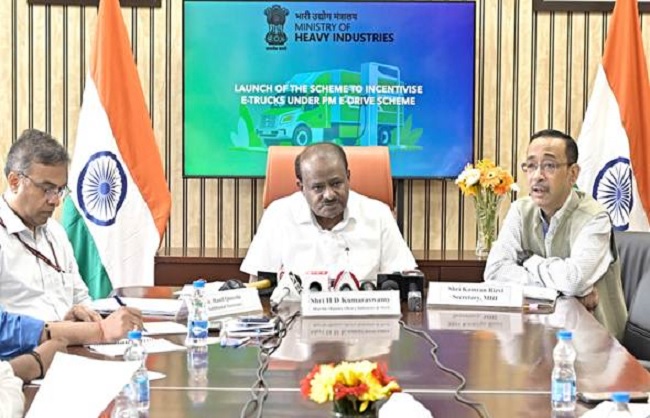 इलेक्ट्रिक ट्रकों के लिए प्रोत्साहन योजना शुरू करते एच. डी. कुमारस्वामी