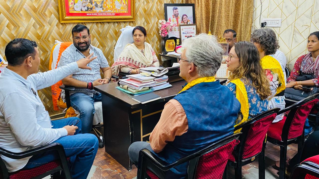 स्वच्छता अभियान के तहत जयपुर आदर्श वार्ड का नीदरलैंड दूतावास के अधिकारियों ने किया स्वच्छता निरीक्षण स्वच्छता अभियान के तहत जयपुर आदर्श वार्ड का नीदरलैंड दूतावास के अधिकारियों ने किया स्वच्छता निरीक्षण