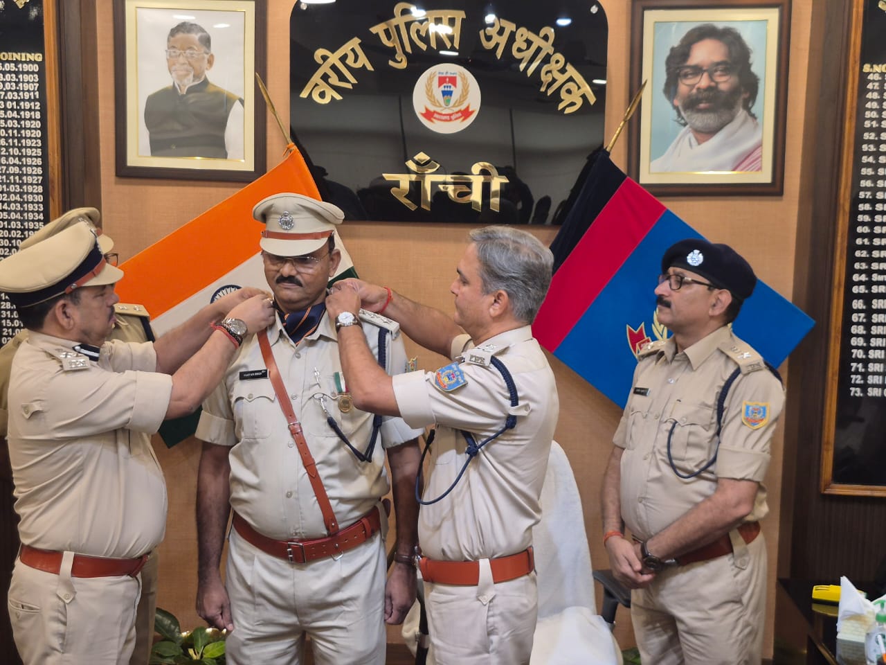 बैच लगाते हुए आईजी और डीआईजी बैच लगाते हुए आईजी और डीआईजी
