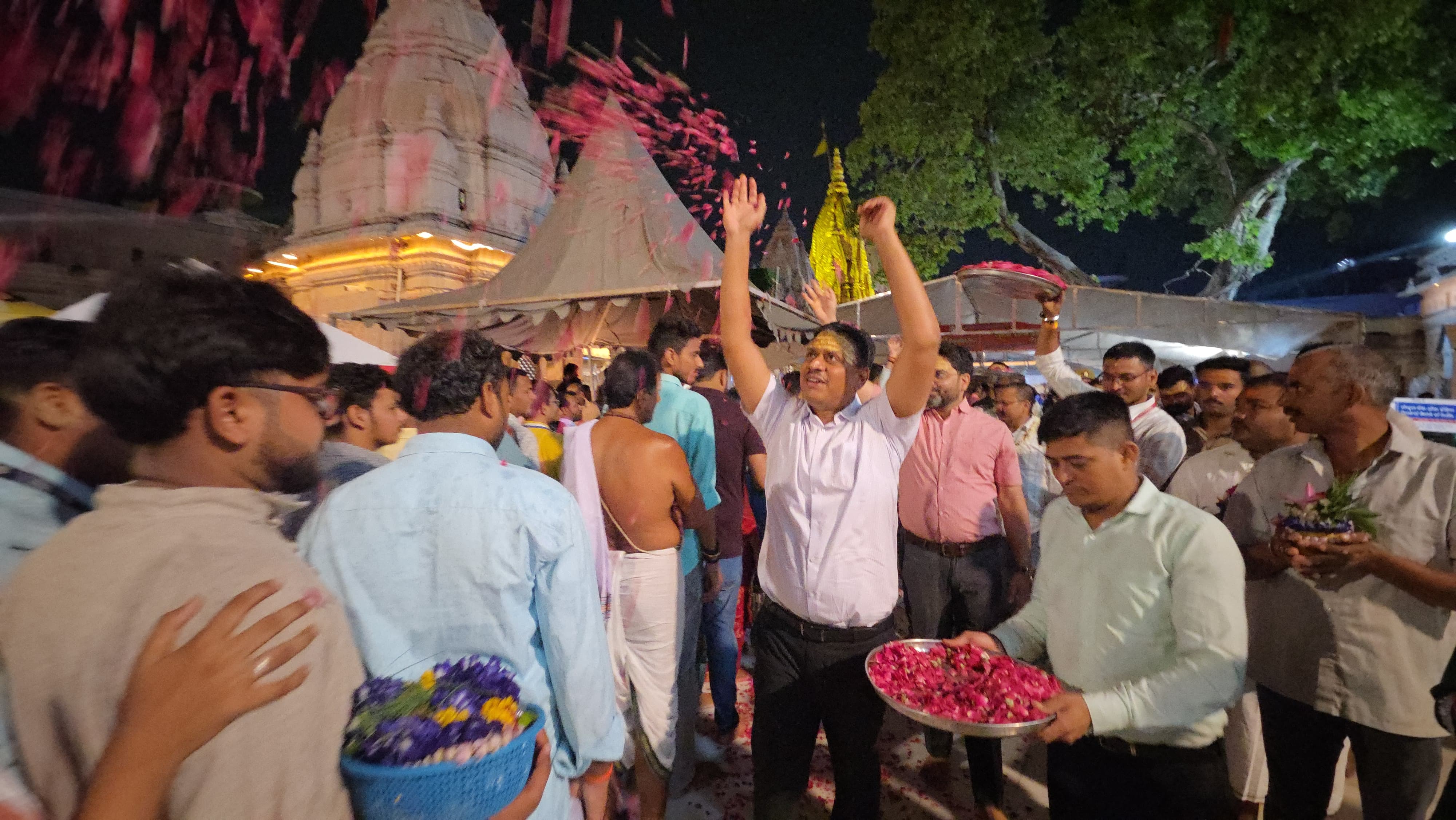 बाबा दरबार में कमिश्नर एस राजलिंगम श्रद्धालुओं पर पुष्पवर्षा करते हुए बाबा दरबार में कमिश्नर एस राजलिंगम श्रद्धालुओं पर पुष्पवर्षा करते हुए