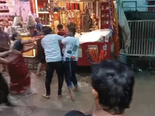 खाटू श्यामजी श्रद्धालुओं दुकानदारों में झड़प खाटू श्यामजी श्रद्धालुओं दुकानदारों में झड़प