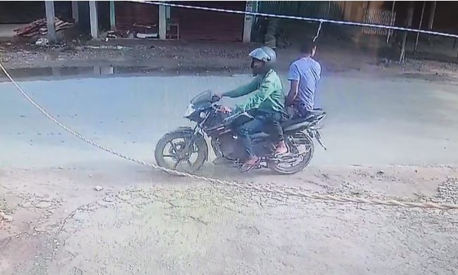 महिला की सोने की चेन छीन कर भागते अपराधी महिला की सोने की चेन छीन कर भागते अपराधी