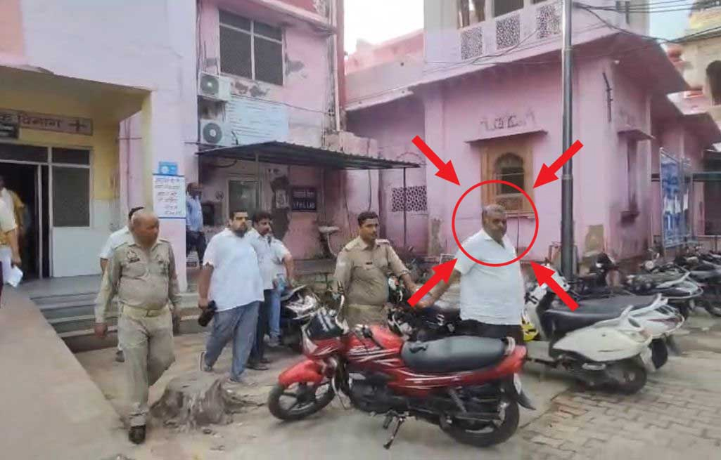 आरोपित बाबू को एंटी करप्शन टीम कार्रवाई के लिए ले जाते हुए आरोपित बाबू को एंटी करप्शन टीम कार्रवाई के लिए ले जाते हुए