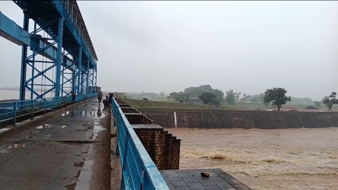 अदवा बांध में जलस्तर बढने खुला गेट। अदवा बांध में जलस्तर बढने खुला गेट।