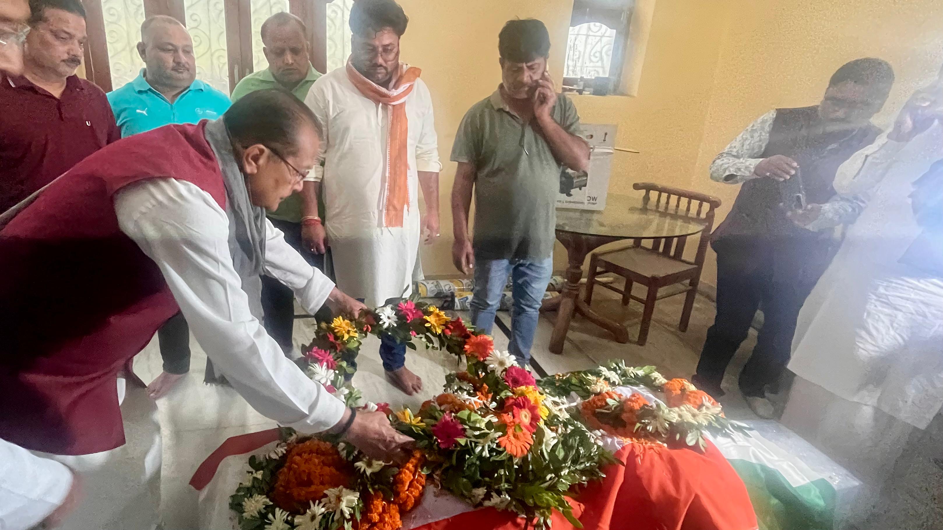 श्रद्धांजलि अर्पित करते मंत्री राधाकृष्ण किशोर श्रद्धांजलि अर्पित करते मंत्री राधाकृष्ण किशोर