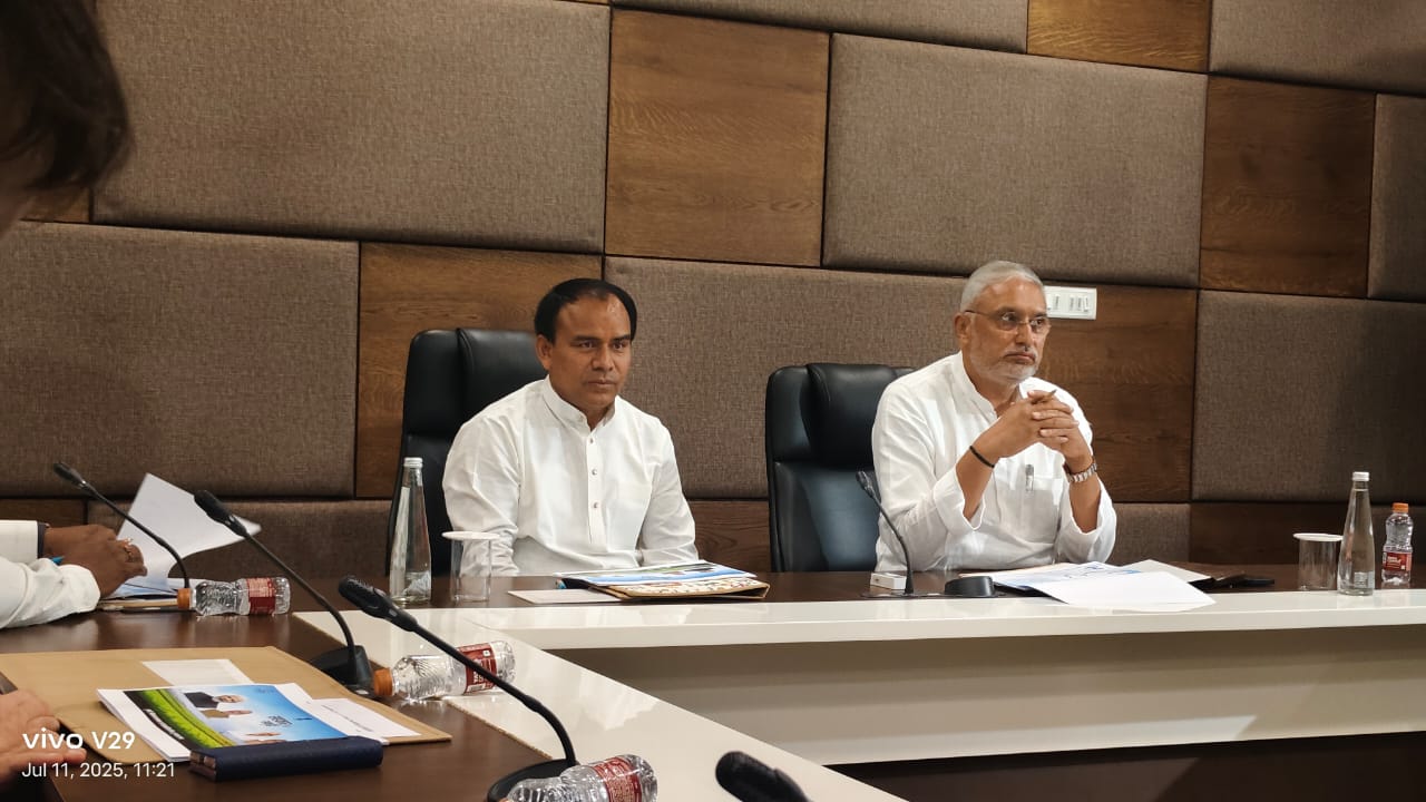 सहकारिता मंत्री धन सिंह रावत गांधीनगर सर्किट हाउस में बैठक में शामिल होते हुए। सहकारिता मंत्री धन सिंह रावत गांधीनगर सर्किट हाउस में बैठक में शामिल होते हुए।