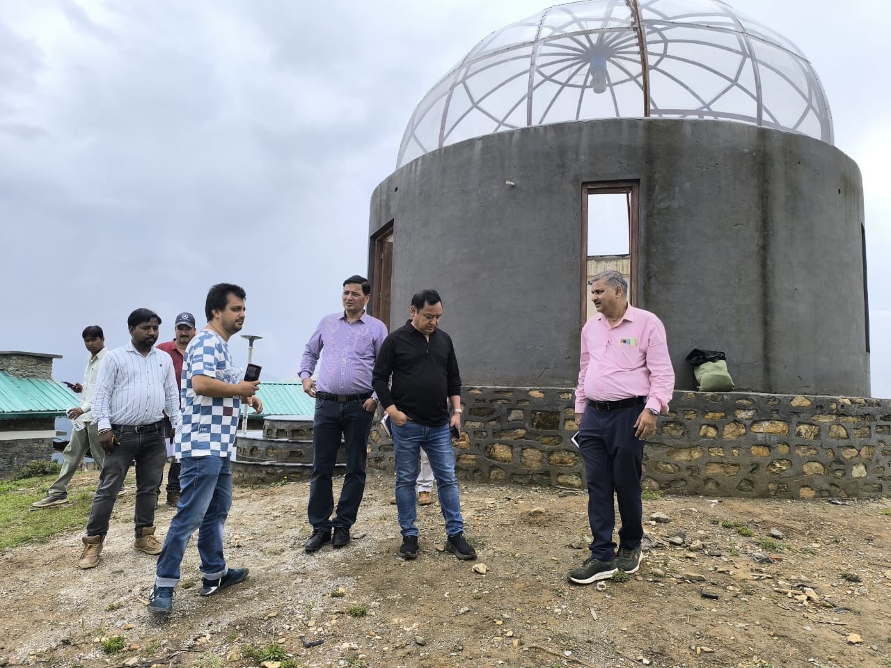 बेनीताल में अधिकारियों को आवश्यक दिशा निर्देश देते हुए पर्यटन सचिव। बेनीताल में अधिकारियों को आवश्यक दिशा निर्देश देते हुए पर्यटन सचिव।