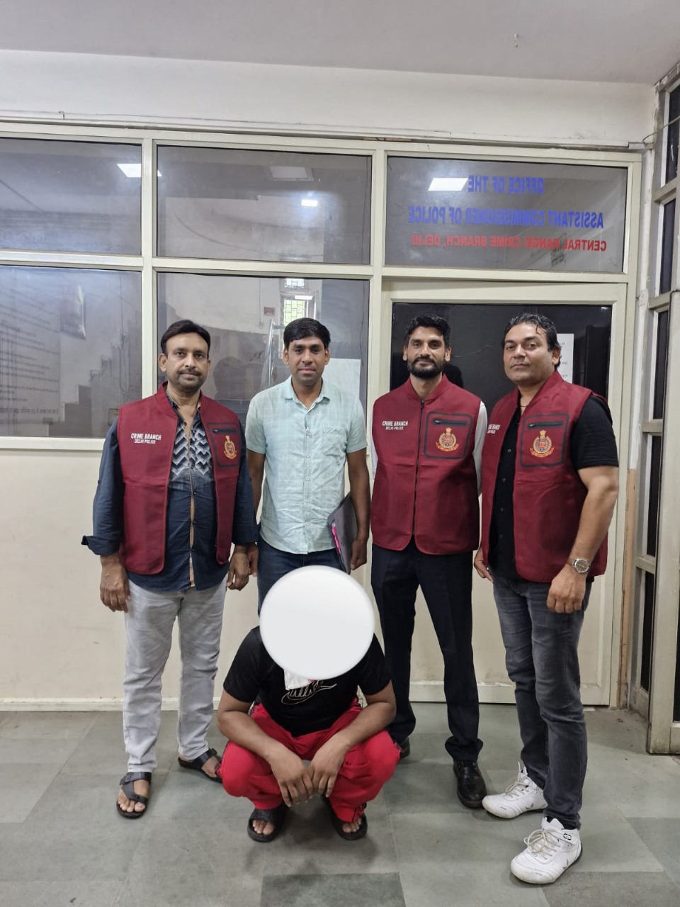 क्राइम ब्रांच द्वारा पकड़ा गया वांछित बदमाश की फोटो