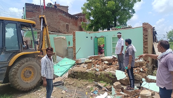 रेलवे ने अवैध रूप से निर्मित दो भवनों को तोडक़र अतिक्रमण हटाया रेलवे ने अवैध रूप से निर्मित दो भवनों को तोडक़र अतिक्रमण हटाया