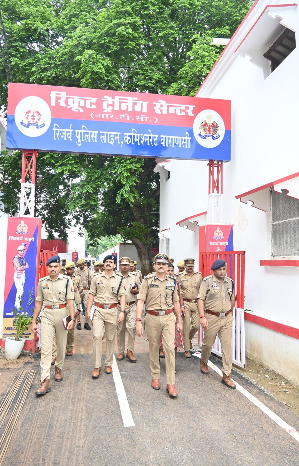 पुलिस कमिश्नर प्रशिक्षु आरक्षियों से संवाद करते हुए पुलिस कमिश्नर प्रशिक्षु आरक्षियों से संवाद करते हुए