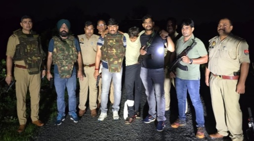 मुठभेड़ में घायल बदमाश को उपचार के लिए ले जाती पुलिस