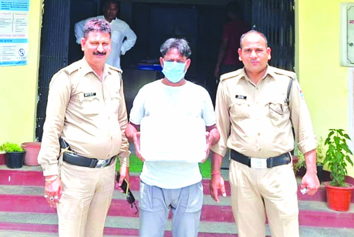 पुलिस गिरफ्त में आरोपित पुलिस गिरफ्त में आरोपित
