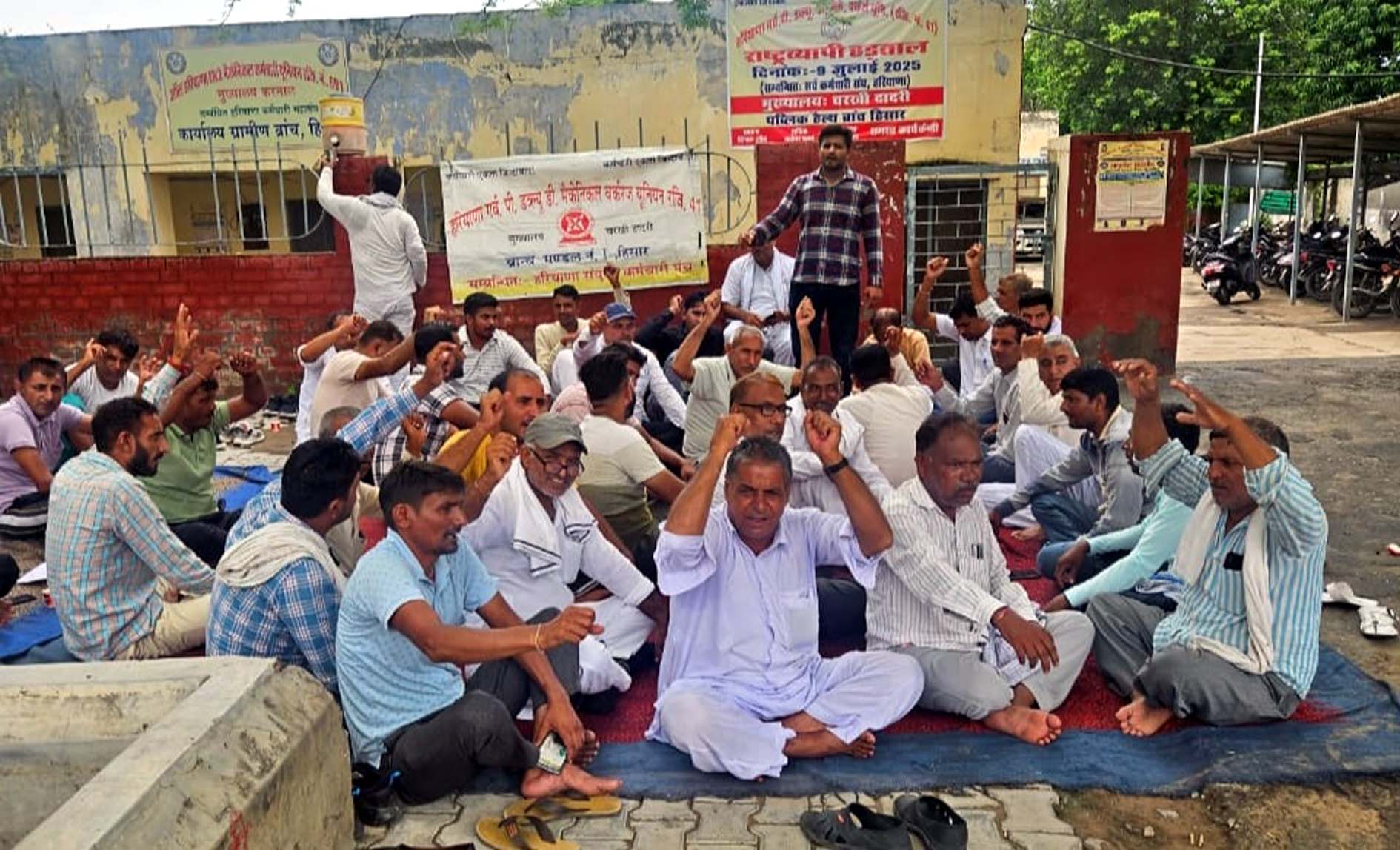 अनिश्चितकालीन धरना पर बैठे जनस्वास्थ्य विभाग कर्मचारी। अनिश्चितकालीन धरना पर बैठे जनस्वास्थ्य विभाग कर्मचारी।