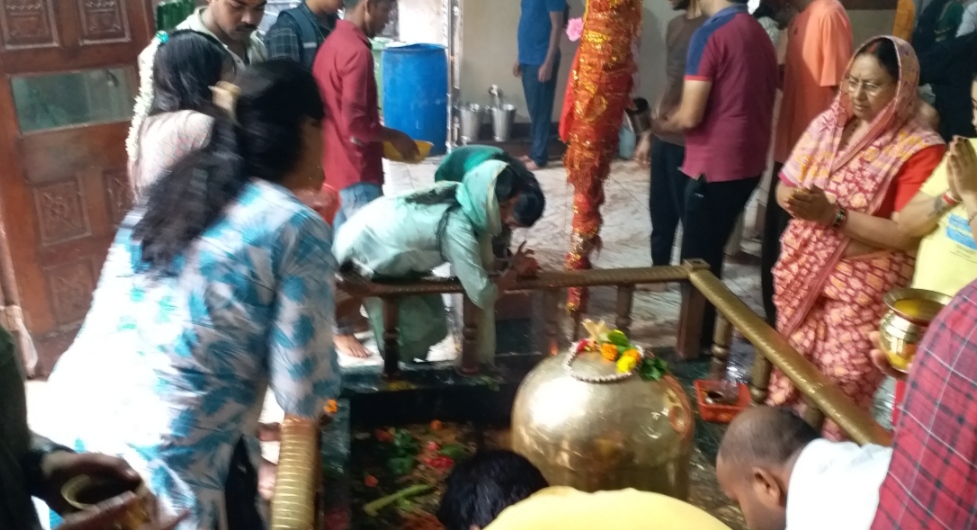 पहाड़ी मंदिर की तस्वीर