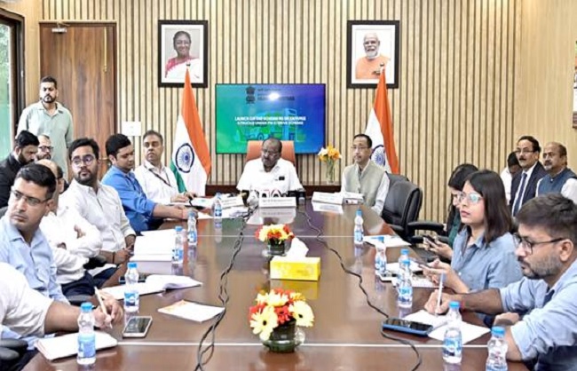 इलेक्ट्रिक ट्रकों के लिए प्रोत्साहन योजना शुरू करते एच. डी. कुमारस्वामी