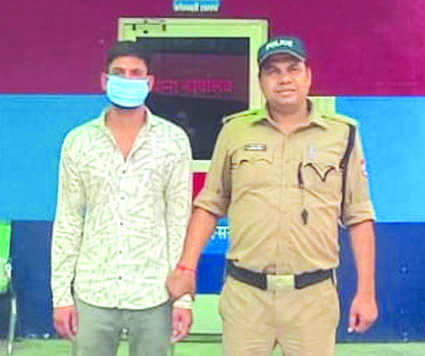 पुलिस गिरफ्त में आरोपित पुलिस गिरफ्त में आरोपित