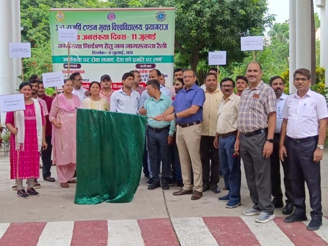 झण्डी दिखाते कुलसचिव झण्डी दिखाते कुलसचिव