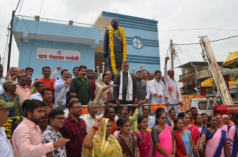 अटल बिहारी वाजपेयी एवं समाज सेविका माता सावित्री बाई फुले की प्रतिमा का अनावरण अटल बिहारी वाजपेयी एवं समाज सेविका माता सावित्री बाई फुले की प्रतिमा का अनावरण