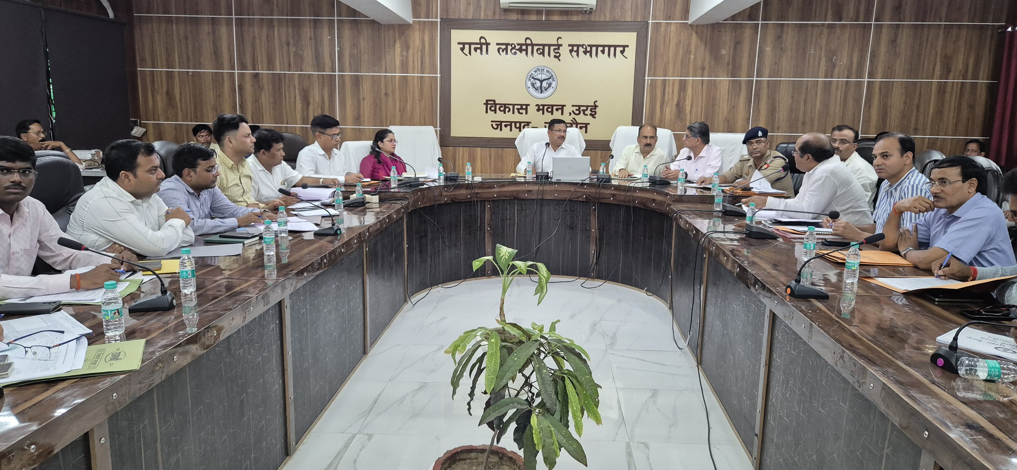 बैठक लेते जिलाधिकारी बैठक लेते जिलाधिकारी