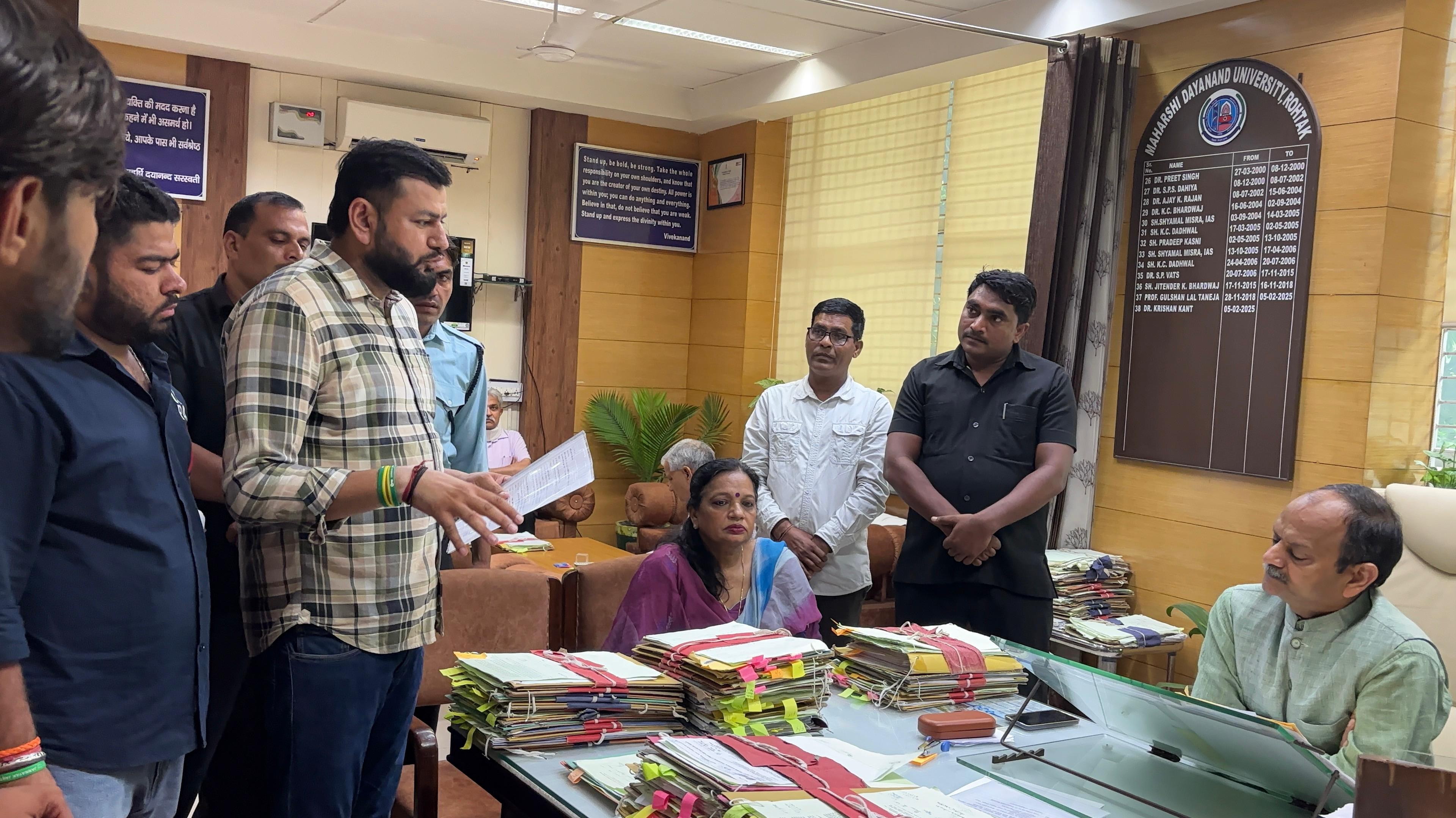 मांगों को लेकर एमडीयू में ज्ञापन सौंपते छात्र। निस मांगों को लेकर एमडीयू में ज्ञापन सौंपते छात्र। निस