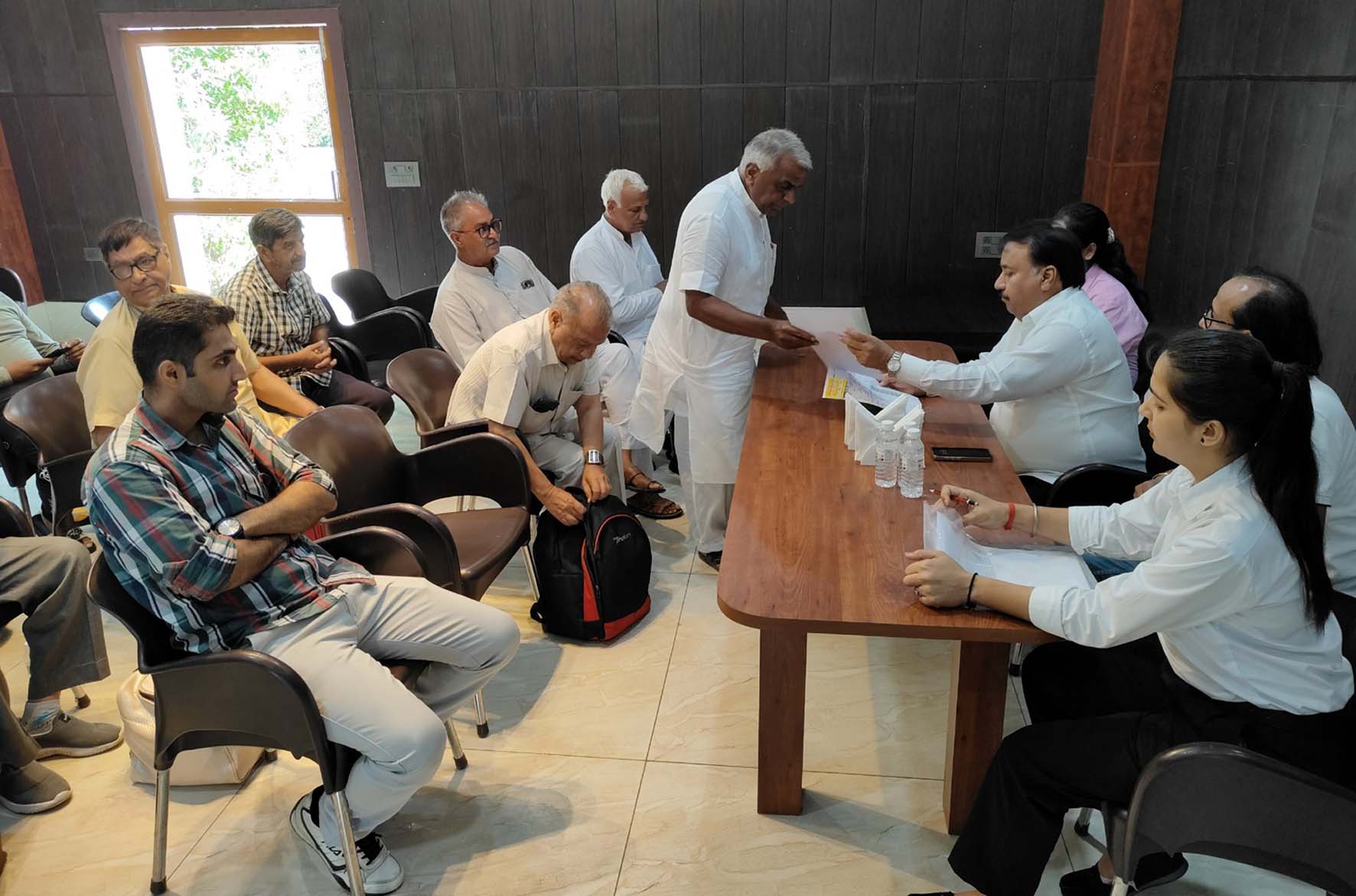 अग्रसेन भवन में बुजुर्गों को हवाई टिकटें प्रदान करते ट्रस्ट के प्रधान अंजनी कुमार खारियावाला। अग्रसेन भवन में बुजुर्गों को हवाई टिकटें प्रदान करते ट्रस्ट के प्रधान अंजनी कुमार खारियावाला।