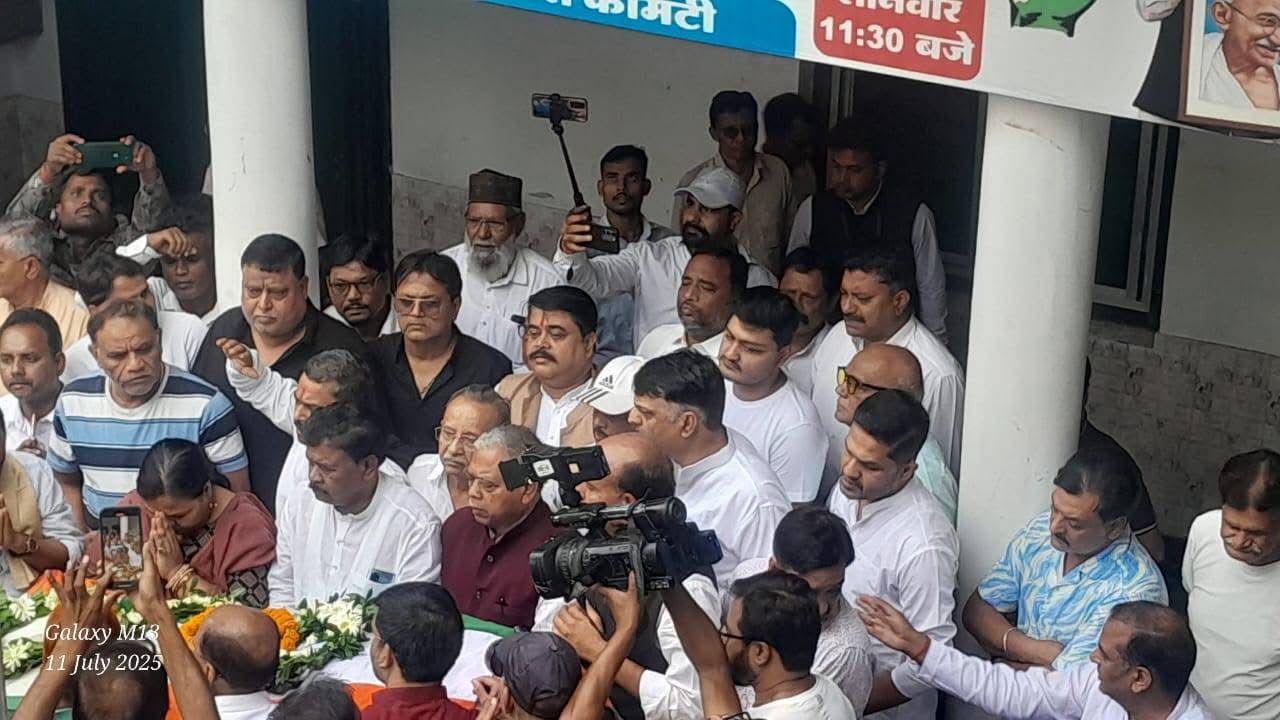 ददई दुबे की पार्थिव शरीर को श्रद्धांजलि देते कांग्रेस के नेता ददई दुबे की पार्थिव शरीर को श्रद्धांजलि देते कांग्रेस के नेता
