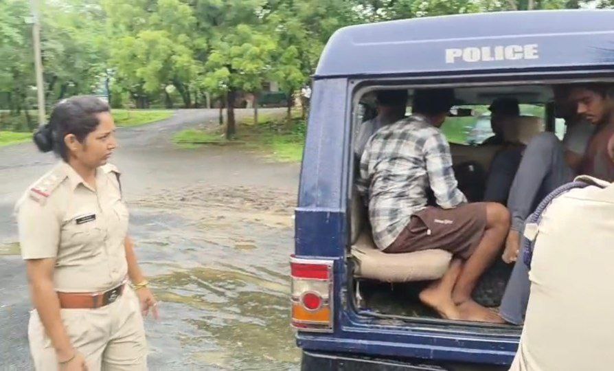 दमोह-अंर्तराज्यीय चोरों का गिरोह पकडा माल भी बरामद दमोह पुलिस की कार्यवाई दमोह-अंर्तराज्यीय चोरों का गिरोह पकडा माल भी बरामद दमोह पुलिस की कार्यवाई
