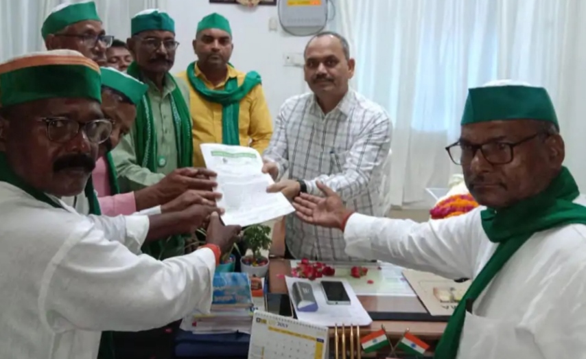 अपर आयुक्त डॉ. विश्राम को मांगों से भरा ज्ञापन सौंपते किसान प्रतीनिधि। अपर आयुक्त डॉ. विश्राम को मांगों से भरा ज्ञापन सौंपते किसान प्रतीनिधि।