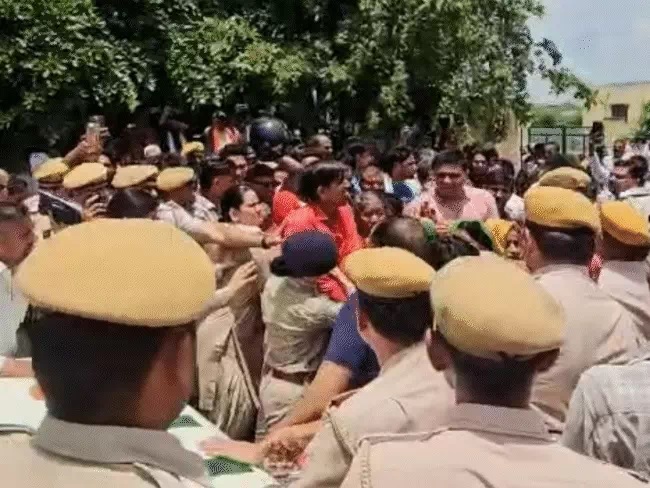 परिजनों ने पुलिस वाहन को रोकने की कोशिश की और जोरदार हंगामा किया। परिजनों ने पुलिस वाहन को रोकने की कोशिश की और जोरदार हंगामा किया।