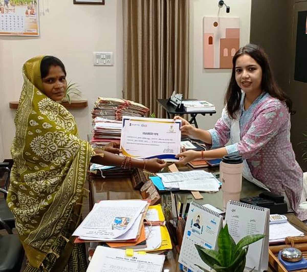 लखपति दीदी रमोतिन काे सम्मानित करते मुख्य कार्यपालन अधिकारी जिला पंचायत सुरूचि सिंह लखपति दीदी रमोतिन काे सम्मानित करते मुख्य कार्यपालन अधिकारी जिला पंचायत सुरूचि सिंह