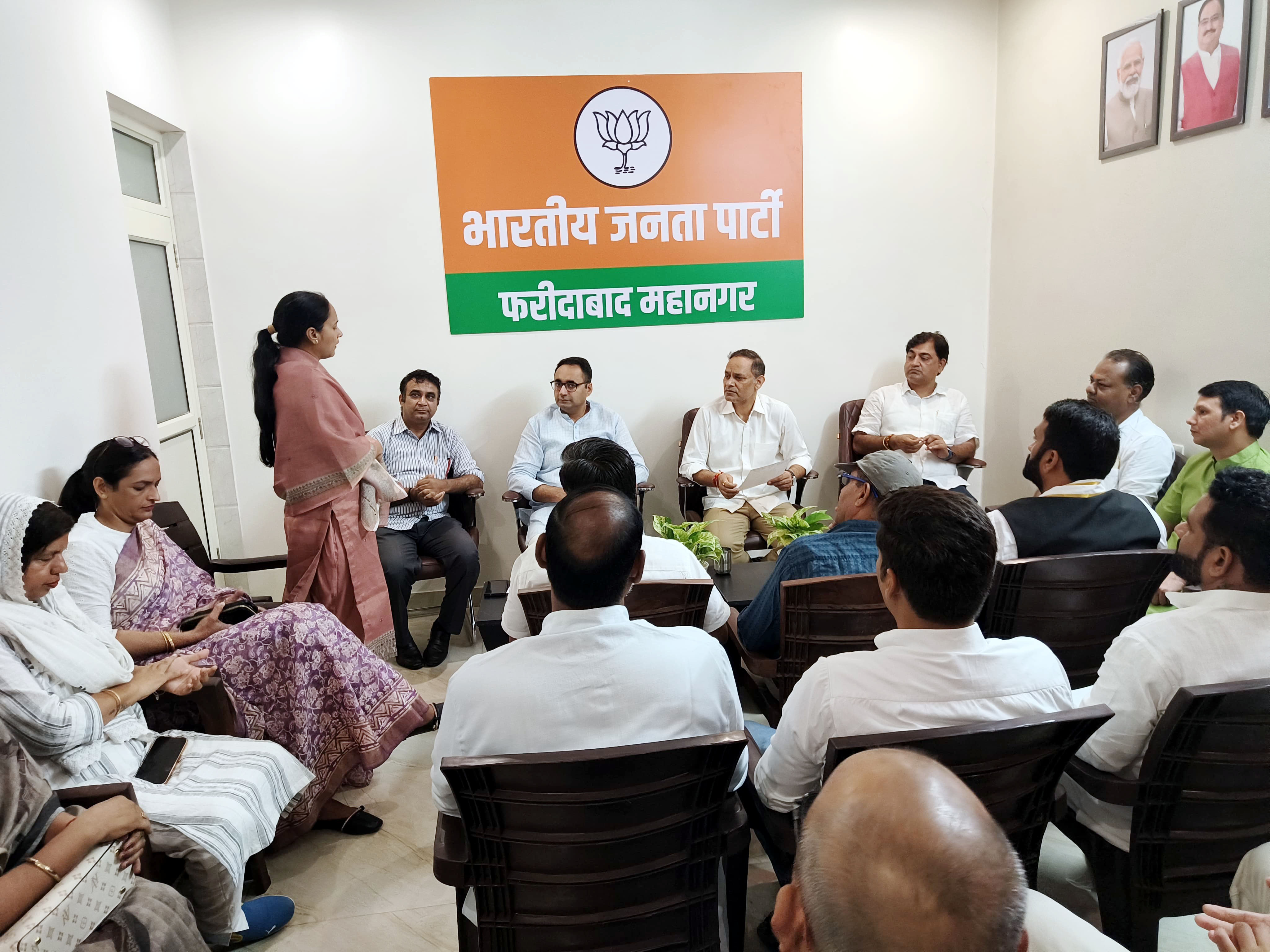 भाजपा जिलाध्यक्ष सोहनपाल सिंह परिचय बैठक में पदाधिकारियों से परिचय लेते हुए भाजपा जिलाध्यक्ष सोहनपाल सिंह परिचय बैठक में पदाधिकारियों से परिचय लेते हुए
