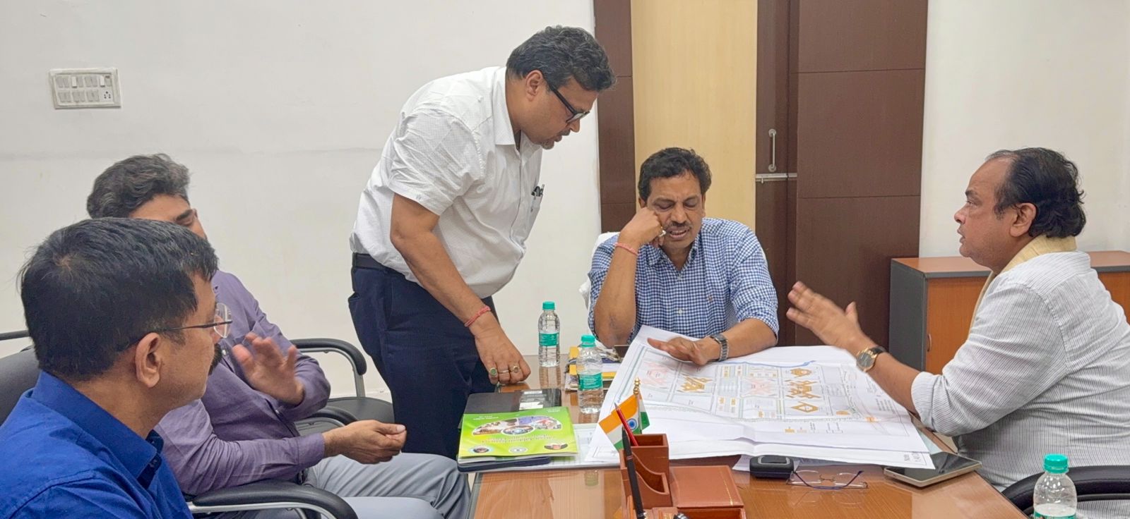 अधिकारियों संग बैठक करते मंत्री समेत अन्य अधिकारियों संग बैठक करते मंत्री समेत अन्य