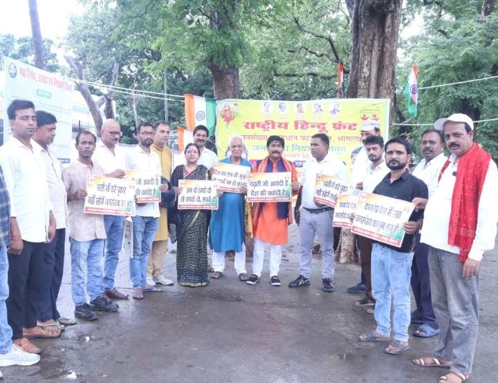 धरना देते लोग धरना देते लोग