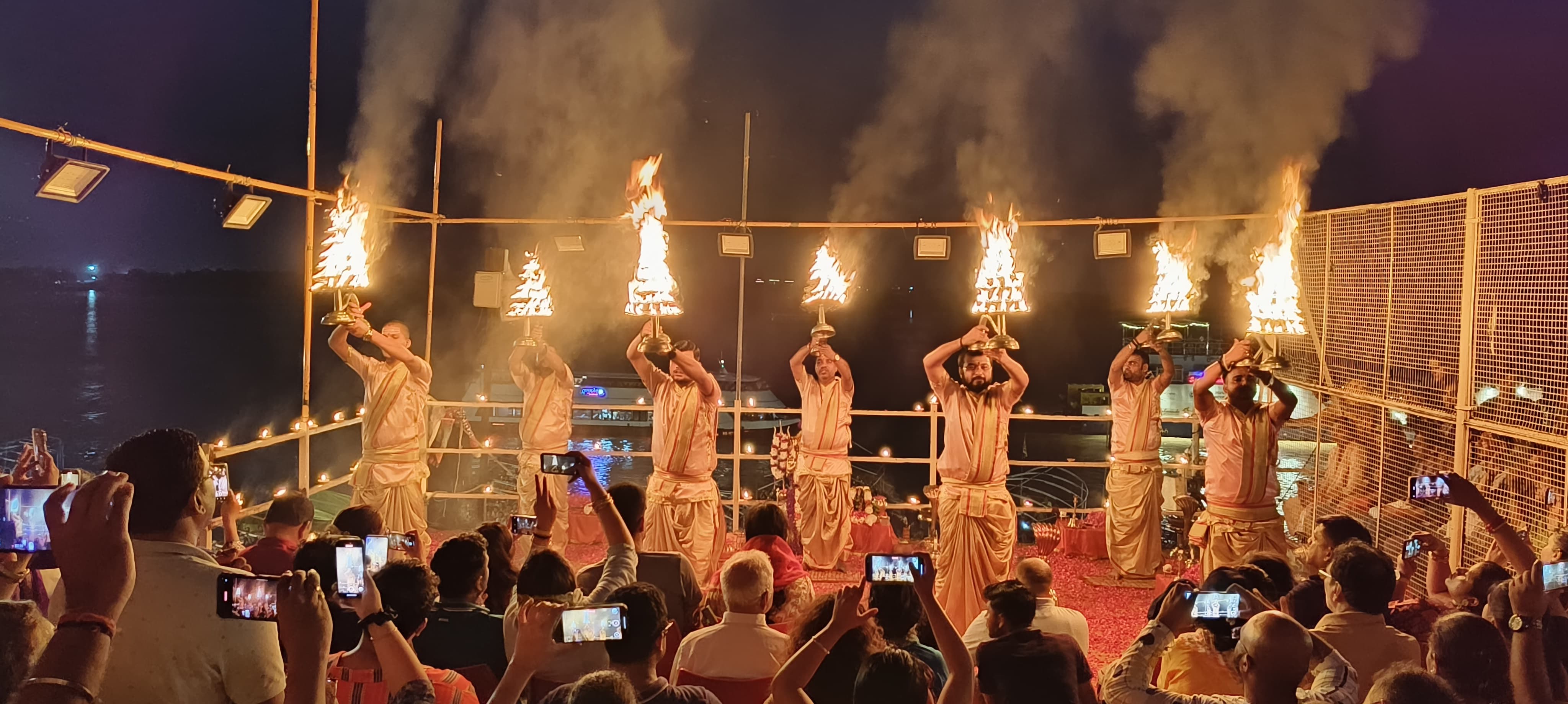 छत पर गंगा सेवा निधि की आरती छत पर गंगा सेवा निधि की आरती