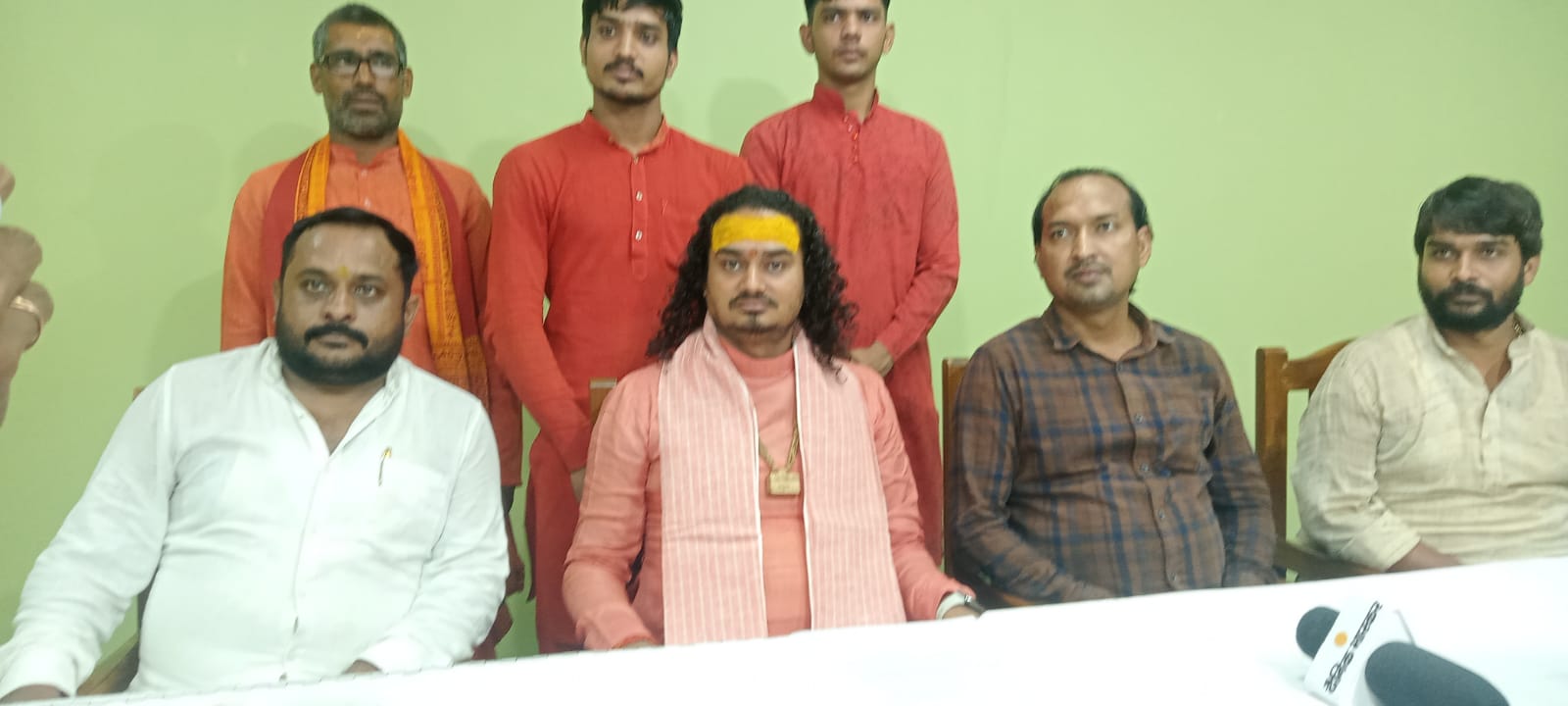 मीडिया से वार्ता करते हुए कथावाचक बालशुक आचार्य देवव्रत महाराज का छाया चित्र मीडिया से वार्ता करते हुए कथावाचक बालशुक आचार्य देवव्रत महाराज का छाया चित्र