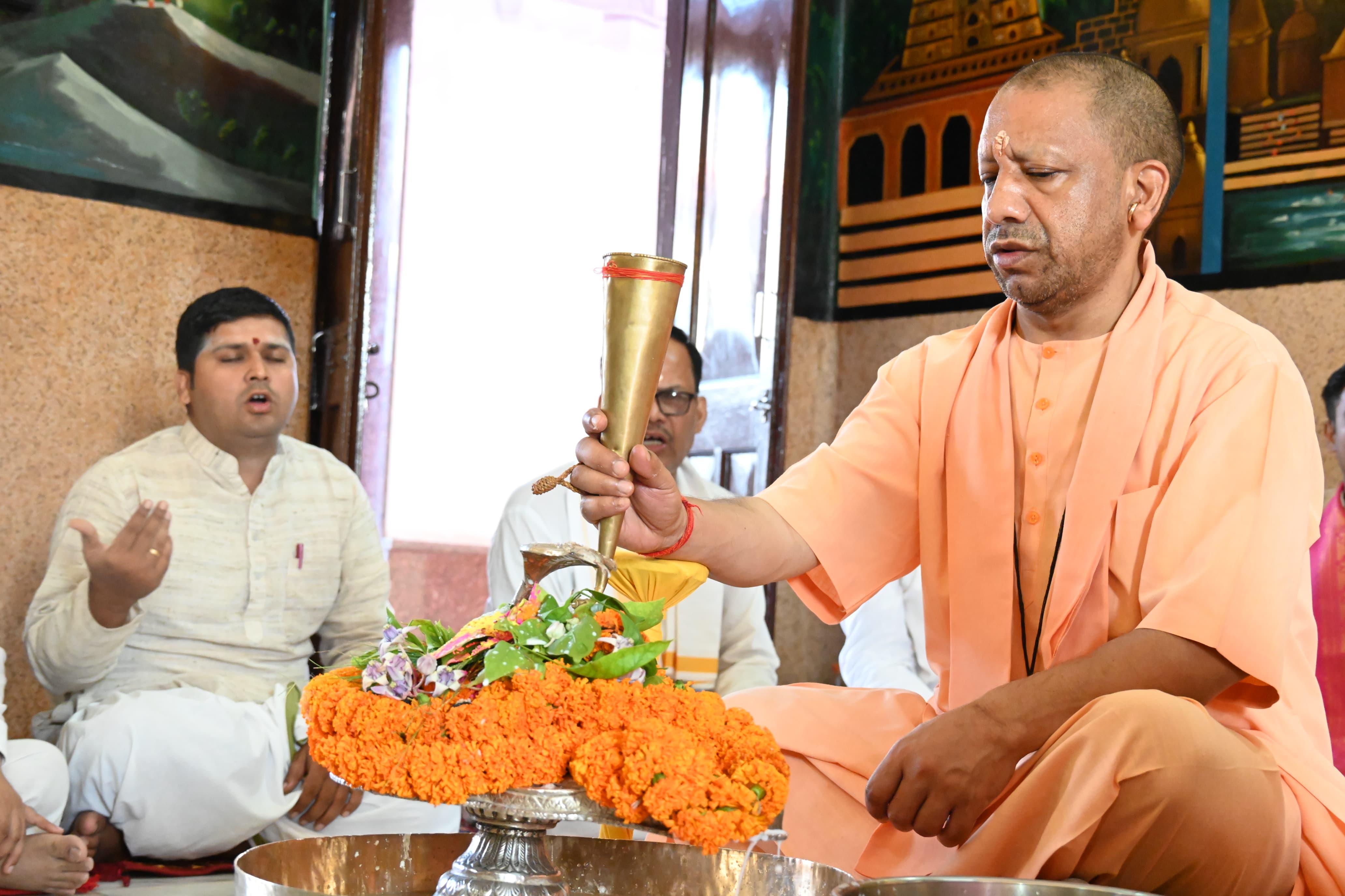 जल, दूध एवं ऋतुफल के रस से हुआ रुद्राभिषेक*