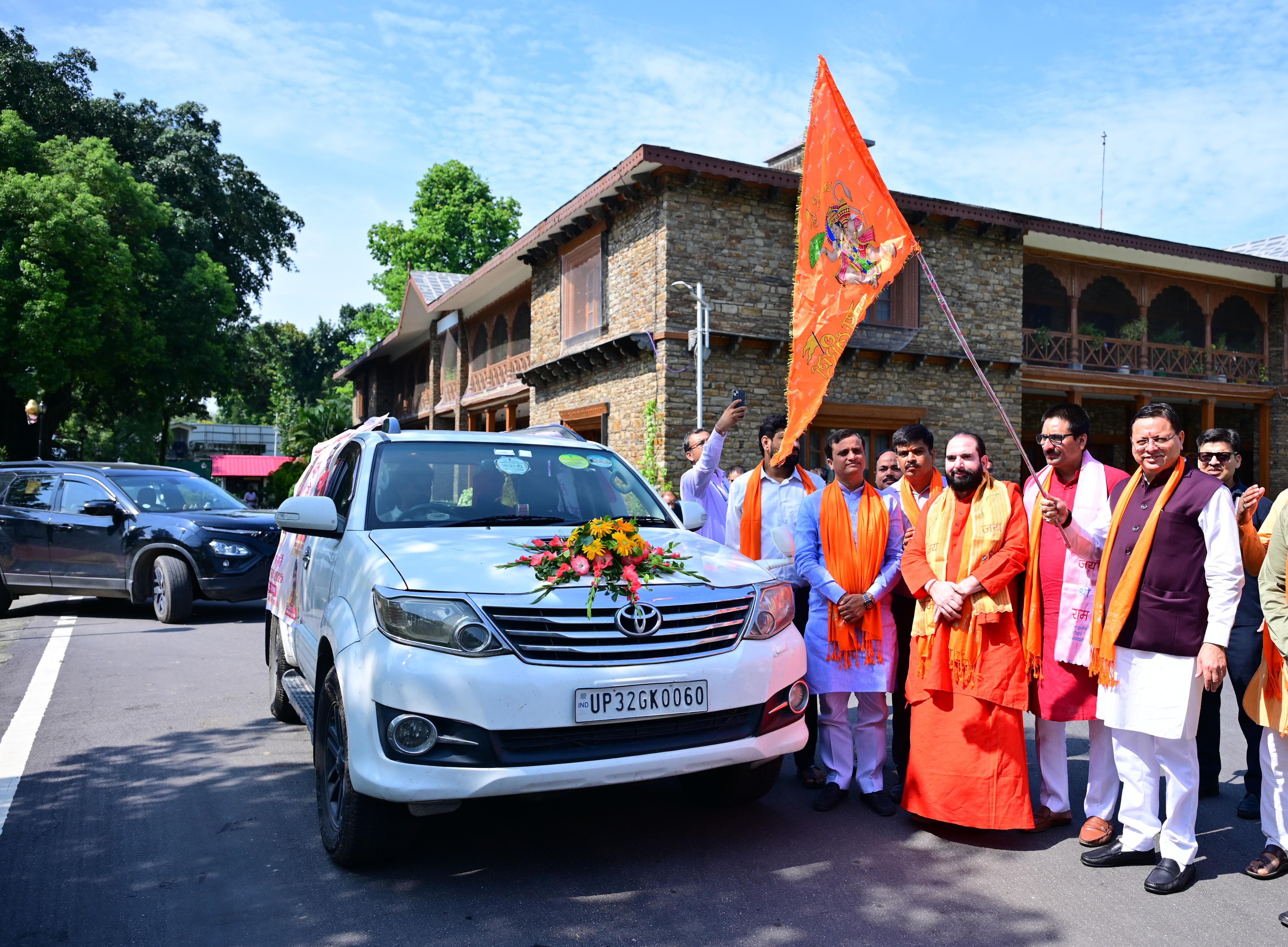 मुख्यमंत्री आवास से मुख्यमंत्री धामी कलश यात्रा को फ्लैग ऑफ करते।