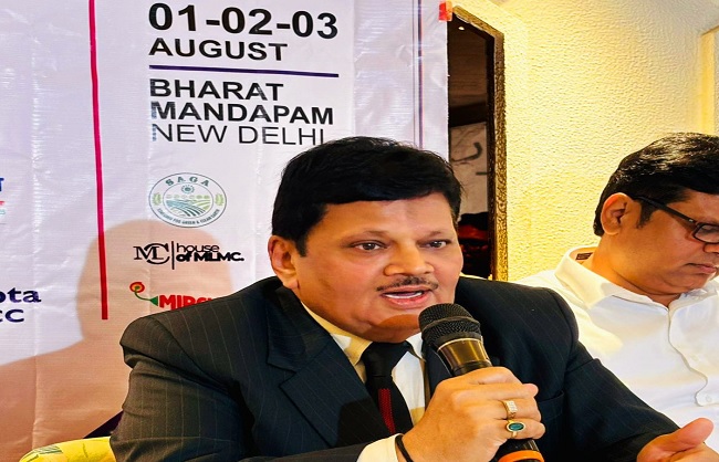 मीडिया को संबोधित करते कॉन्क्लेव समन्वय समिति के कृष्‍ण कुमार गुप्‍ता और अन्‍य