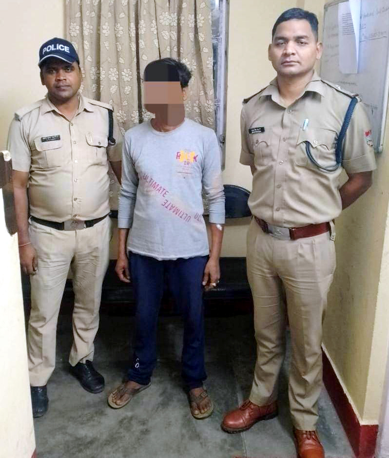 पुलिस की गिरफ्त में आरोपित। पुलिस की गिरफ्त में आरोपित।