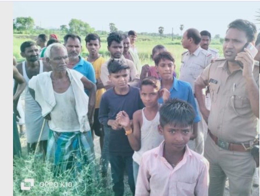 घटनाक्रम से आक्रोशित सड़क जाम करते ग्रामीण घटनाक्रम से आक्रोशित सड़क जाम करते ग्रामीण