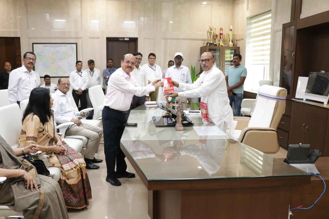 असम विधानसभा की समिति के सदस्यों से मिलते स्पीकर असम विधानसभा की समिति के सदस्यों से मिलते स्पीकर