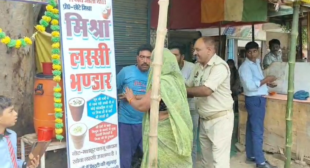पेट्रोल डालने के बाद बचाते हुए पुलिसकर्मी पेट्रोल डालने के बाद बचाते हुए पुलिसकर्मी