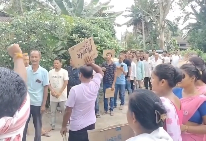 धेमाजी में कृषि विभाग कार्यालय के सामने हुए किसानों के जोरदार प्रदर्शन की तस्वीर। धेमाजी में कृषि विभाग कार्यालय के सामने हुए किसानों के जोरदार प्रदर्शन की तस्वीर।