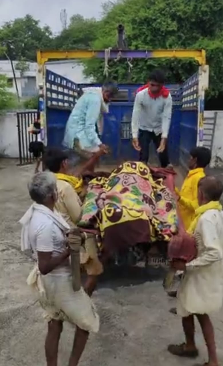 लटका मिला युवक का शव, जांच शुरु लटका मिला युवक का शव, जांच शुरु