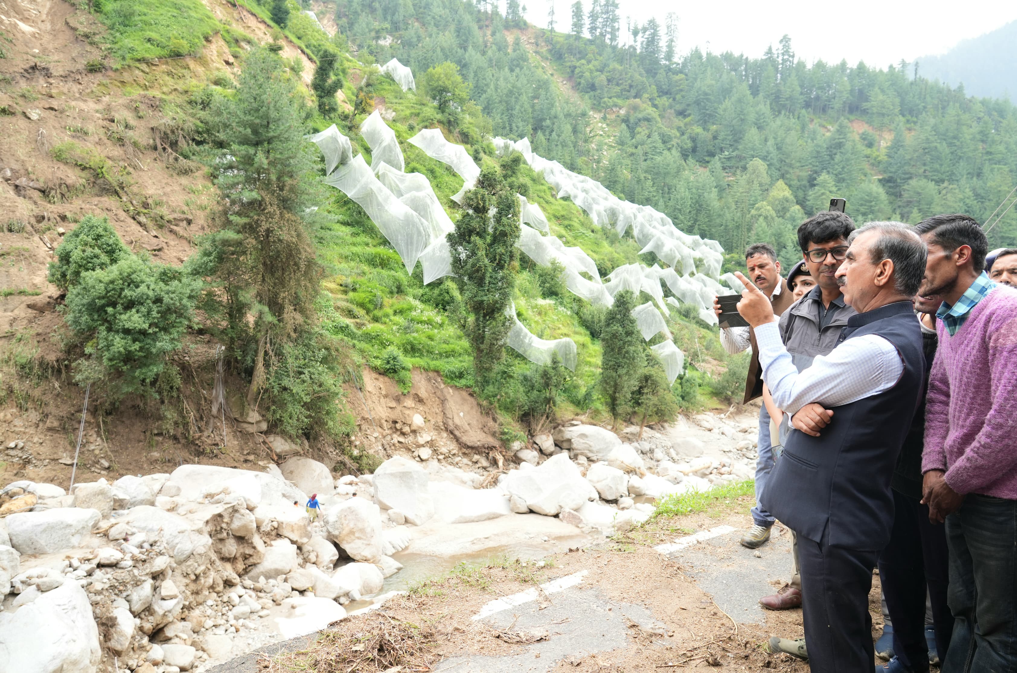 आपदा प्रभावित क्षेत्र में जायजा लेते हुए मुख्यमंत्री। आपदा प्रभावित क्षेत्र में जायजा लेते हुए मुख्यमंत्री।