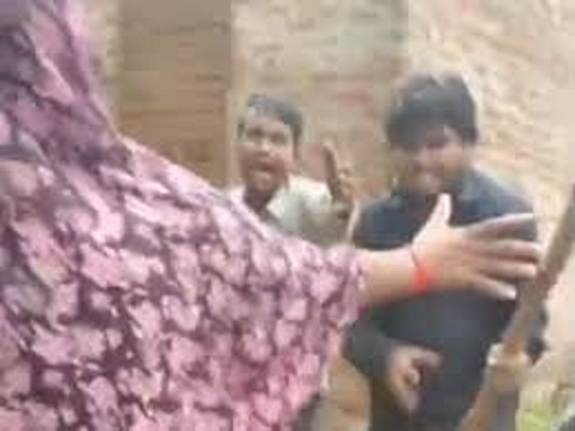 कीचड़ फैलाने काे लेकर दाे पक्षाें में विवाद कीचड़ फैलाने काे लेकर दाे पक्षाें में विवाद