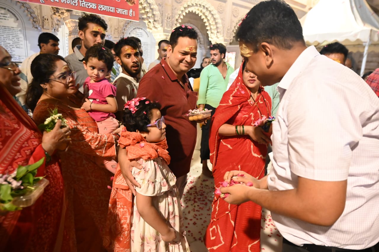बाबा दरबार में कमिश्नर एस राजलिंगम श्रद्धालुओं पर पुष्पवर्षा करते हुए बाबा दरबार में कमिश्नर एस राजलिंगम श्रद्धालुओं पर पुष्पवर्षा करते हुए